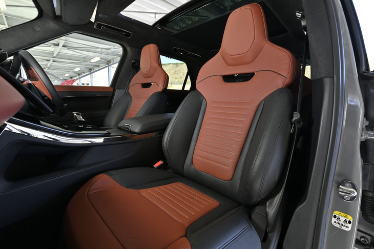 「レンジローバー・スポーツSV エディションツー」専用となる「SVパフォーマンスシート」をフロントに採用。16Wayの電動調節機構にヒーターとベンチレーション、SUBPAC社が開発したシート振動システム「ボディー＆ソウルシート」システムが備わる。