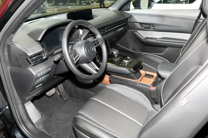 展示車両は欧州仕様の特別仕様車「エディションR」なので、ハンドルが左に付いていた。