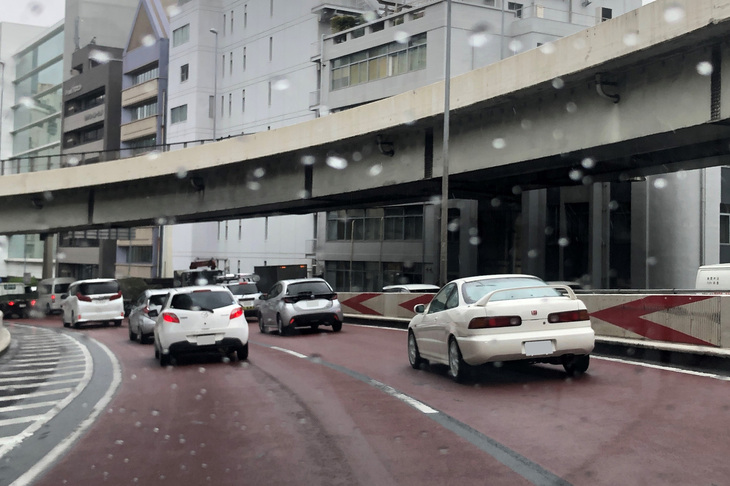 「マツダ2」で首都高を走っていたら、先代「デミオ」と初代「ホンダ・インテグラ タイプR」を発見！