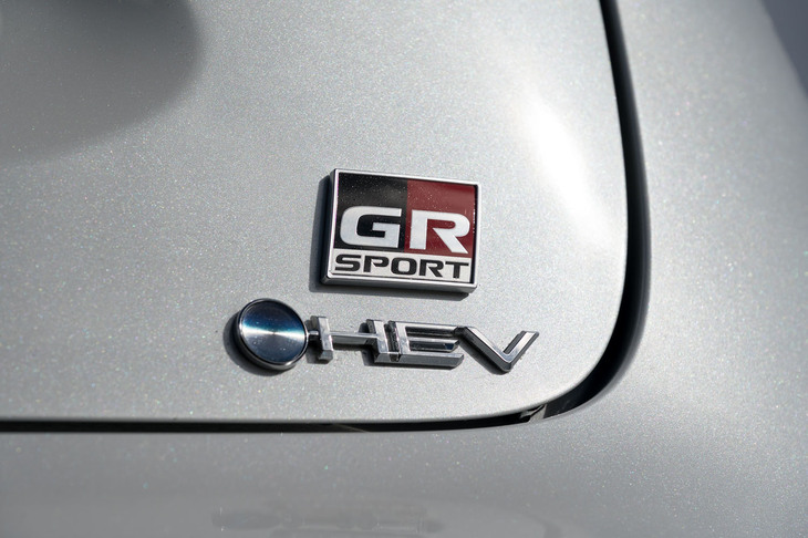 強化されたシャシーやドライブトレイン、独自仕様の内外装を特徴とする「GRスポーツ」。2022年7月の一部改良と同時に設定された（発売は8月）。