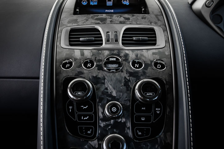 独創的なインストゥルメントパネルまわり。エアコン吹き出し口の下にシフトセレクターが配置される。