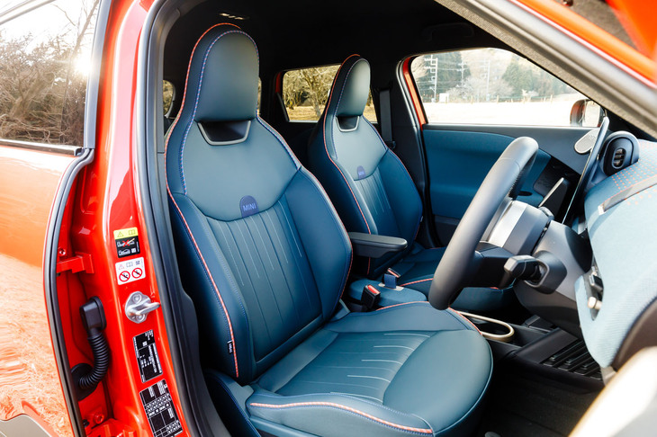 表皮に「ベスキン」（リサイクル可能な素材による合皮）を使ったスポーツシートはオプションの「フェイバードトリム」に含まれている。赤と青のパイピングがおしゃれだ。