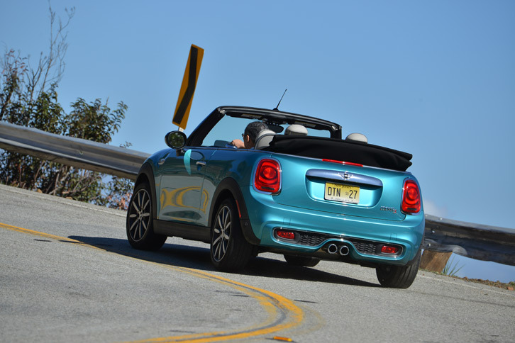 多彩なカラーバリエーションも「MINIコンバーチブル」の特徴。日本仕様には12色の外装色が用意されている。