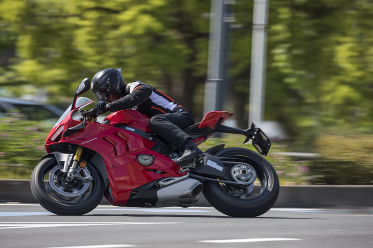 安定性の改善とターンイン速度の向上により、より容易なコーナリングを可能とした2020年モデルの「パニガーレV4／V4 S」。ミケーレ・ピッロのライディングによるバレルンガサーキットでのラップタイムは、従来モデルより0.4秒短縮している。