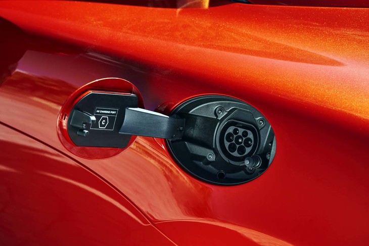 給電口は車体の左後方にレイアウトされている。外部充電のほか、エンジンを使ったチャージも可能だ。