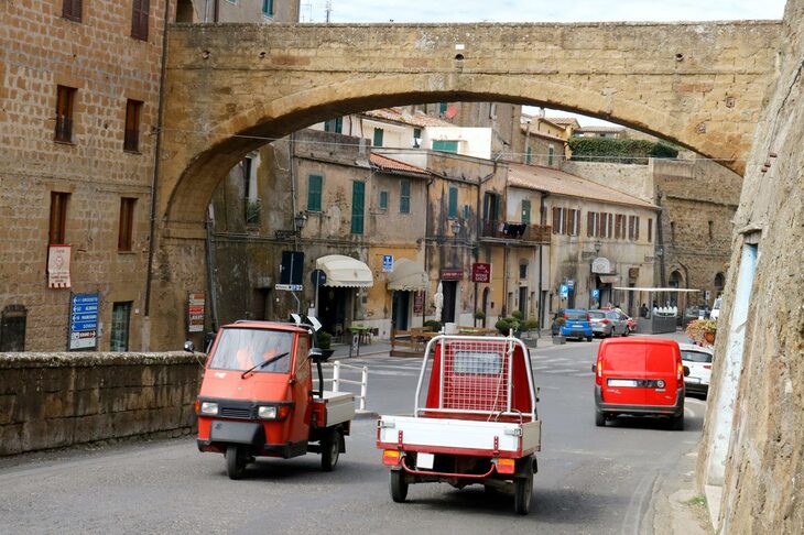 「アペ」の50ccタイプは、イタリア各地の中世都市において、きわめて経済的かつ便利な輸送手段である。2019年トスカーナ州ピティリアーノで。