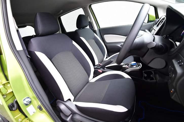 ブラック×ホワイトのコントラストが特徴的なフロントシート。