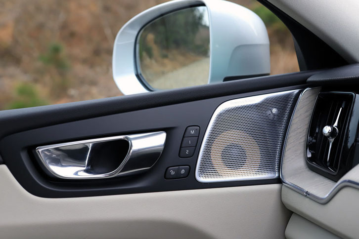 15個のスピーカーからなる「Bowers & Wilkinsプレミアムサウンドオーディオシステム」が、オプションとして用意される。写真はドアパネル部。