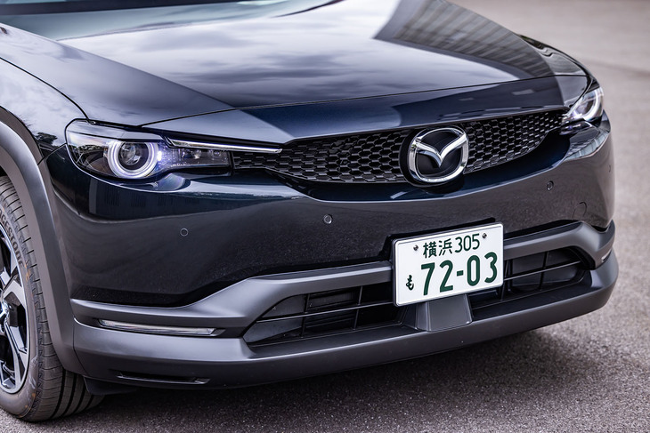 フロントまわりのデザインは、従来の「MX-30」に準じており、ここから「ロータリーEV」であることを判別するのは難しい。「エディションR」には、シグネチャーLEDランプが内蔵されるアダプティブLEDヘッドライトが標準で装備される。