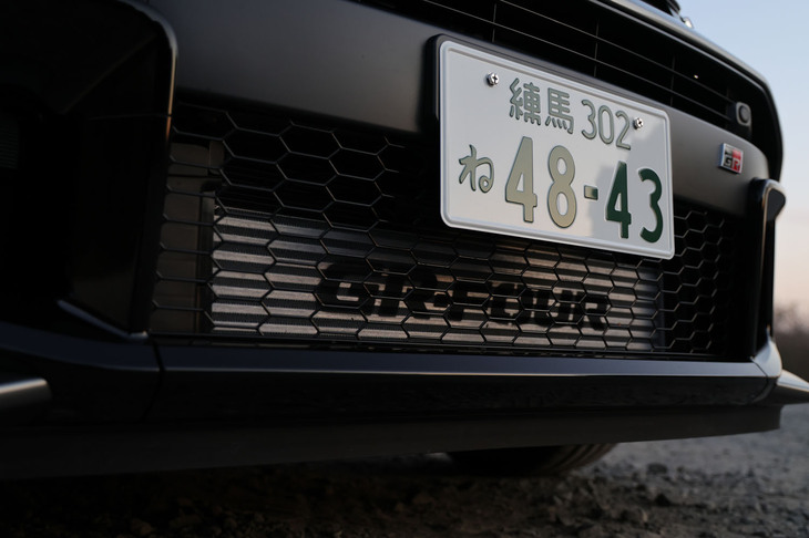 「GR-FOUR」のロゴが入るフロント下部のインタークーラーには、コア本体に水を吹きかけることで吸気温度を低減させるスプレー機能が備わっている。