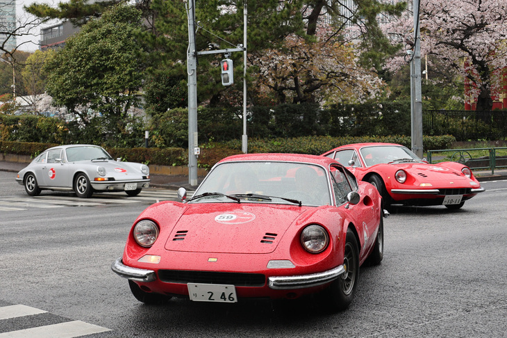 こちらは2台の1972年「ディーノ246GT」に1973年「ポルシェ911T」が続く。