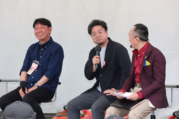 現行「ND」型開発主査の斎藤さん（写真向かって左奥）と、同じく「ND」型チーフデザイナーの岩内義人さん（中央）によるトークセッション。齋藤主査は、2029年の40周年へ向けてすでに記念車のプロジェクトが動き出していることに加え、今後のボディーカラーに関する匂わせ情報をポロリ。黄色に関しては「ないかなー」と否定的な見方を示したいっぽうで、歴代モデルで人気の高い緑色がNDにないことについては、「（追加が）あるかもね」とも。ただ“平成”ではなく、“令和”の緑色とも付け加えた。