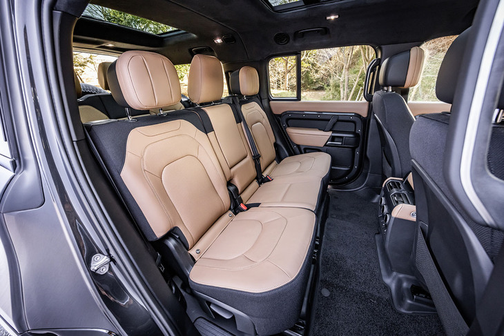 3人掛けとなる「ディフェンダー130」のセカンドシートでは、頭上にも足元にもゆったりとした余裕あるスペースが広がる。今回の試乗車では、「キャラウェイ」のウィンザーレザーにエボニーのKvadrat（クヴァドラ）テキスタイルのコンビネーション表皮が選択されていた。