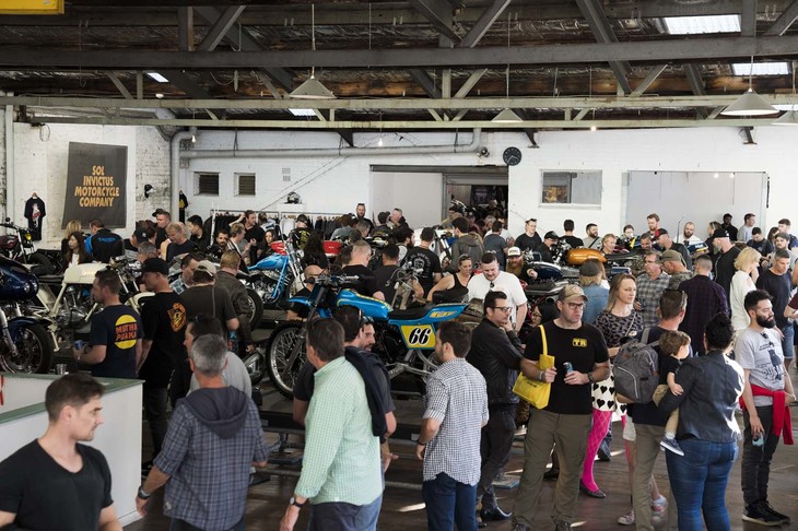 カスタムバイクの展示スペース。展示車両は50台で、すべて壇上に上げられ、解説のためのプレートがセットされていた。イベント当日は天気がよく、ドリンクを片手に、仲間や家族とバイクをじっくり見て歩く人たちであふれていた。