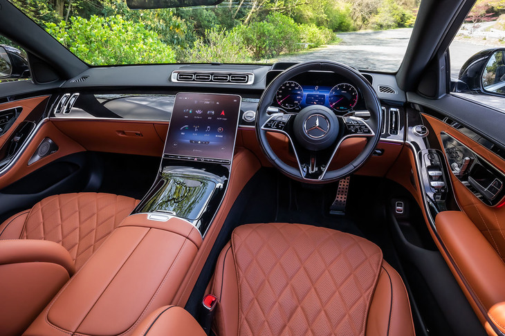 「デジタルとアナログの調和」がうたわれた新型「Sクラス」のインテリア。センターコンソールに備わる12.8インチ有機ELメディアディスプレイが目を引く。