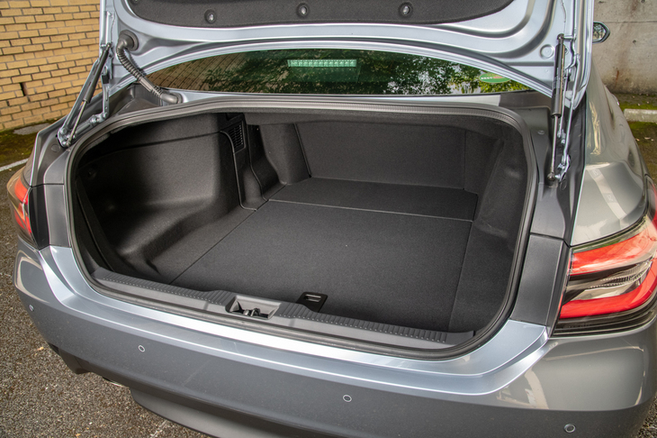 ゆったりとしたトランクルームは歴代「クラウン」の伝統のひとつ。最大で4個のゴルフバッグを収納できる。