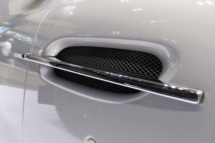 アストンマーティンV12ヴァンキッシュ（2004年）／MOTOR Logic Company