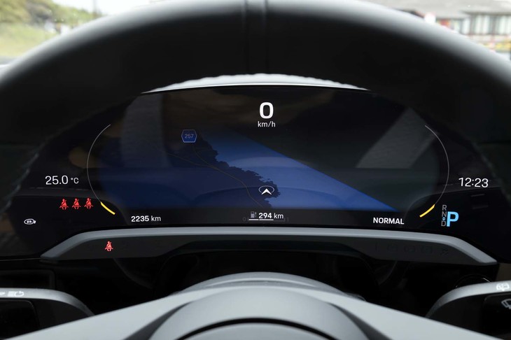 液晶メーターには、カーナビのマップを大きく映し出すこともできる。