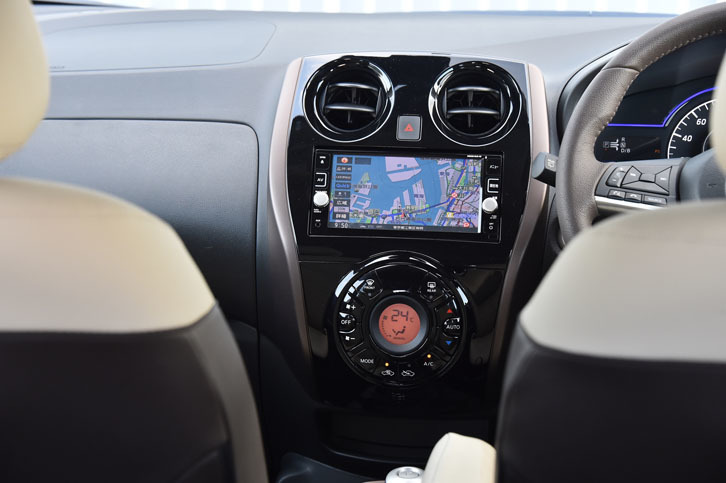 上級グレード「メダリスト」のセンタークラスター（写真中央）は、ブラウンのアクセントを添えたピアノブラック仕上げとなる。