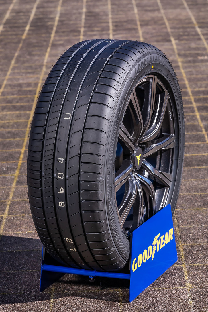 155/65R13から245/35R20まで全40種類のサイズをそろえる「エフィシェントグリップRVF02」。いずれもオープン価格で販売される。