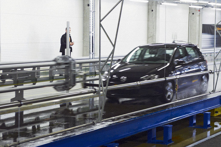 2012年に稼働した全自動ブレーキ性能屋内試験場「AIBA」。油圧装置による路面の交換が可能で、季節や天候によらず、さまざまな路面状態でのブレーキ性能を効率的にテストできる。