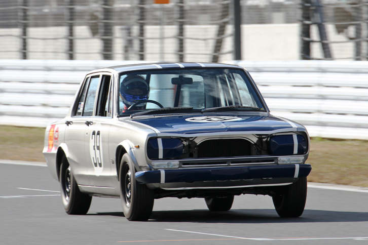 1969年JAFグランプリのツーリングカーレースで、トップでゴールインした「トヨタ1600GT」に課せられたペナルティーによる辛勝ではあったものの、篠原孝道のドライブでデビューウィンを飾った「日産スカイライン2000GT-R」（レプリカ）。「R380」用をベースに、カムシャフト駆動をギアからチェーンに改めるなどして量産化した、2リッター直6 DOHC 24バルブエンジンを搭載。