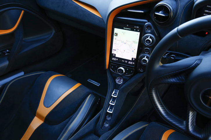 細身のセンターコンソールには、タッチパネル式の縦型モニターが装着される。