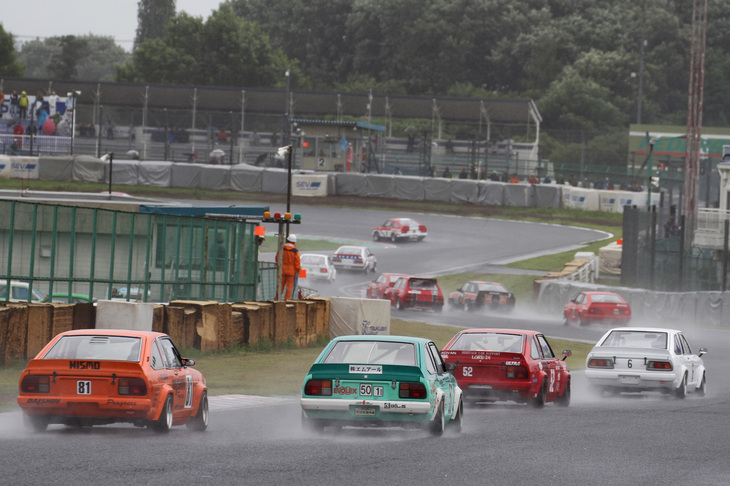 水煙を上げながら連なってS字コーナーをいくTSカップの出走車両。