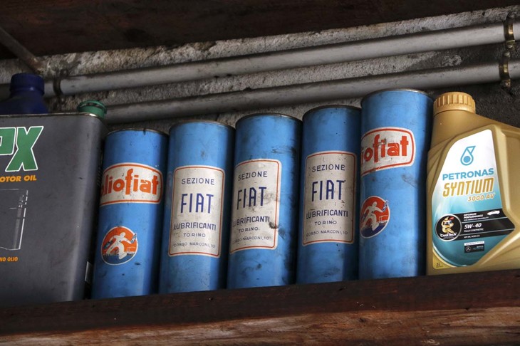 古いフィアット純正オイル缶のコレクション。