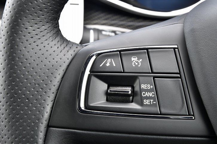 アダプティブクルーズコントロールの操作系は、ステアリングホイールの右スポークに備わる。