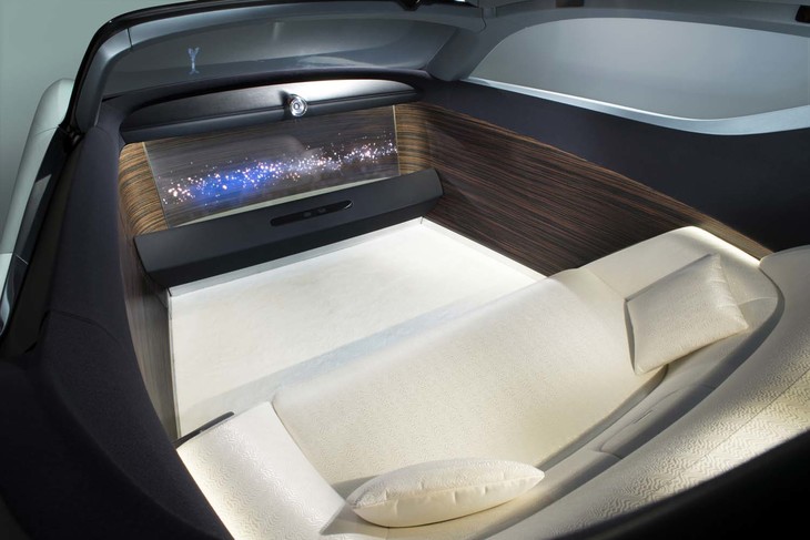 「103EX」のインテリア。驚くほどシンプルだが、その空間はロールス・ロイスならではのクオリティーで構成されている。