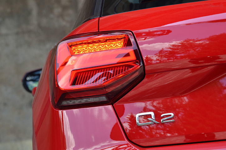 
	立体的なデザインのリアコンビランプ。ウインカーの光線が車体外側に流れるように見える「ダイナミックターンインディケーター」が採用されている。
	