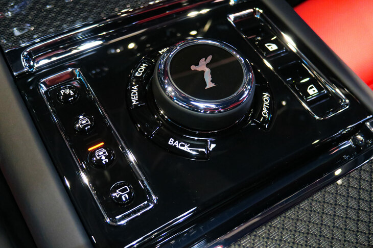 ロールス・ロイス・ブラックバッジ・ゴースト（センターコンソール）