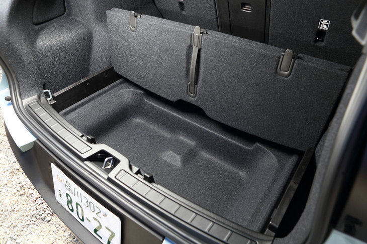カメラマンさんの荷物を難なく飲み込むラゲッジルーム。フロアボードを立てて、スペースを2つに区切って使うこともできるのだとか。