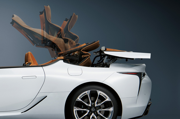 電動のソフトトップは4層構造。走行中でも50km/h以下であれば開閉可能。オープン／クローズともに約15秒でアクションが完了する。