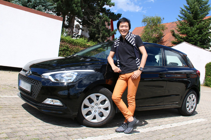 その1年前の2016年夏、ドイツで借りた「ヒュンダイi20」と筆者。