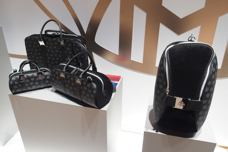 「マイバッハSLモノグラムシリーズ」の発表イベント会場に展示されたマイバッハのアクセサリー。