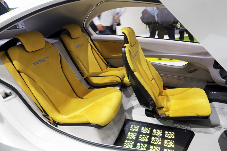 インテリアはフロント1座、リア2座の3座式。かつて日産が製作した電動スポーツカー「ブレードグライダー」を思い出す。