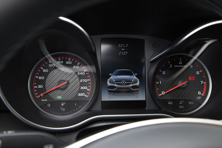 320km/hまで目盛りが刻まれた速度計（写真左）。エンジン回転計（右）のレッドゾーンは7000rpmからとなる。