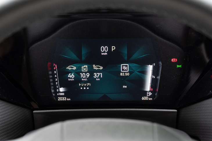 走行情報などを表示する7インチの液晶モニター。「リヴォリ」にはヘッドアップディスプレイも装備される。