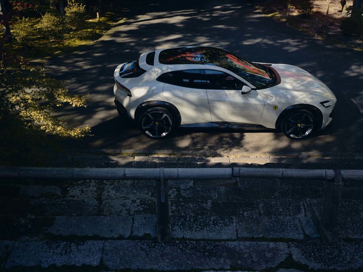 カーボン製ルーフを採用するなどして軽量化と低重心化を図っている。前後重量配分は49：51。