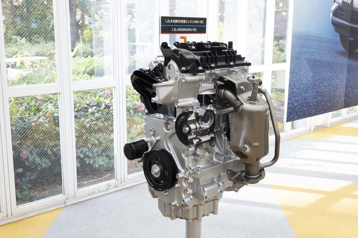 1.2リッターエンジンも新開発。ハイブリッド車の発電用に使うだけでなく、CVTとの組み合わせで前輪を駆動する純ガソリンモデルのエンジンも1リッターターボから置き換えられた。