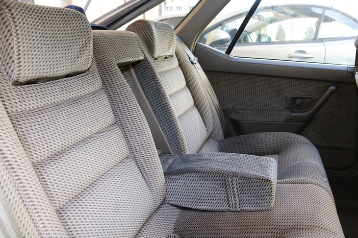 1990年式のリアシート。ファブリックのパターンは上品かつモダンだ。