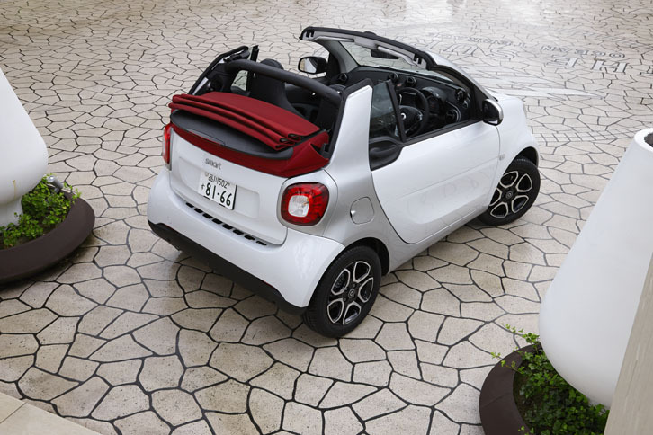 
	第3世代スマートのターボ車は、自然吸気モデルの導入から9カ月遅れて、2016年8月に国内でデビューした。写真は2シーターオープンの「スマート・フォーツーカブリオ ターボ リミテッド」。
	