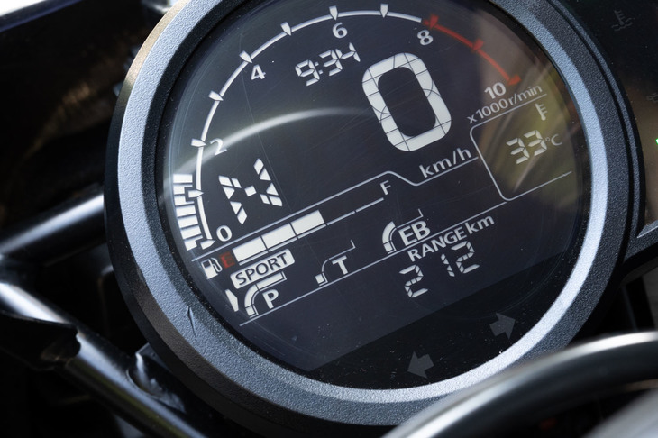 デフォルトのライディングモードは「SPORT」「STANDARD」「RAIN」の3種類で、モードに応じてエンジンパワーやエンジンブレーキ、トラクションコントロール、ウィリーコントロールの制御が変化。また、これらの制御を個別に設定できる「USER」モードも用意されている。