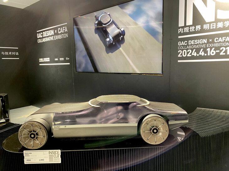 GACは、スタジオの隣で中央美術学院（北京）との共同プロジェクトを公開。手前は、韓国人学生ミュンスプ・ジュン氏による「借景庭園 Pavilion」。本人によると、側面からのグリーンハウス形状は、アジアの伝統的建築物の屋根をイメージしたという。