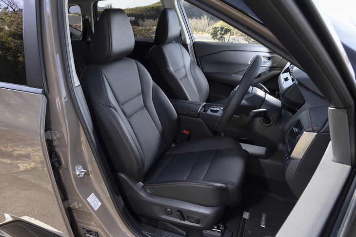 シート表皮は「セルクロス」と呼ばれる防水の合皮調素材。乗り込む際にラバレッドのアクセントが気分を高めてくれる。