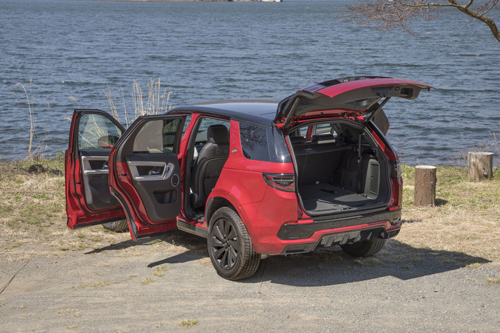 「ディスカバリー スポーツR-DYNAMIC SE D180」のボディーサイズは全長×全幅×全高＝4610×1905×1725、ホイールベース＝2740mm。固定式パノラミックルーフが装備される今回の試乗車の車重は2120kgとなっている。