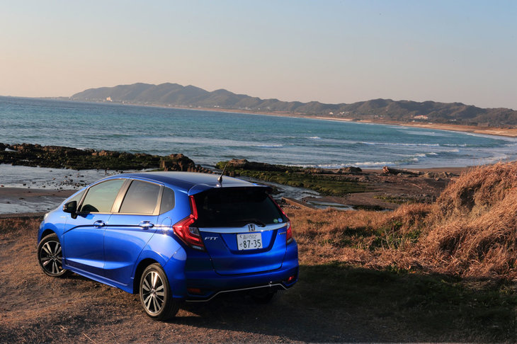 平砂浦沿いの砂浜にて記念撮影。今回の旅行では330kmの距離を走り、満タン法で22.5km/リッターという実燃費を記録した。
