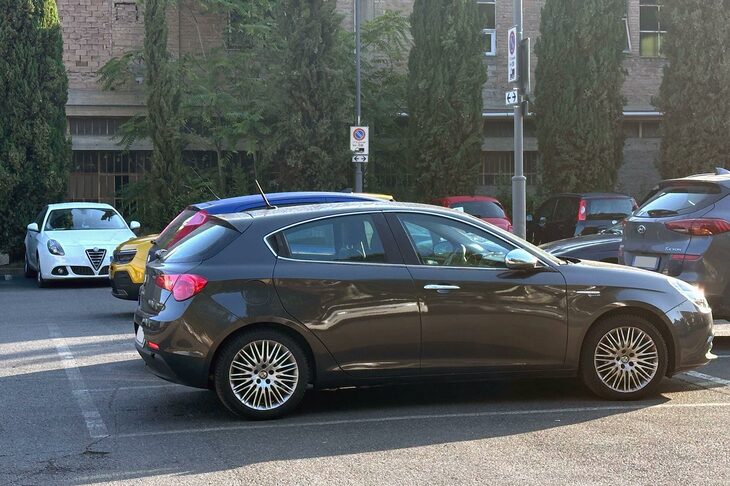 何気なく撮った「ジュリエッタ」の写真に、もう1台写り込んでいた。シエナ県で2025年夏撮影。